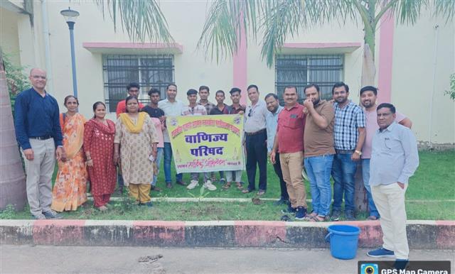Govt. G. N. A. P.G. College, Bhatapara | Govt. College Bhatapara-जीएनए काॅलेज की वाणिज्य परिषद ने कराया वृक्षारोपण 18-07-2025
