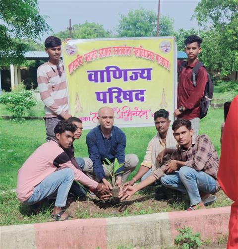 Govt. G. N. A. P.G. College, Bhatapara | Govt. College Bhatapara-जीएनए काॅलेज की वाणिज्य परिषद ने कराया वृक्षारोपण 18-07-2025